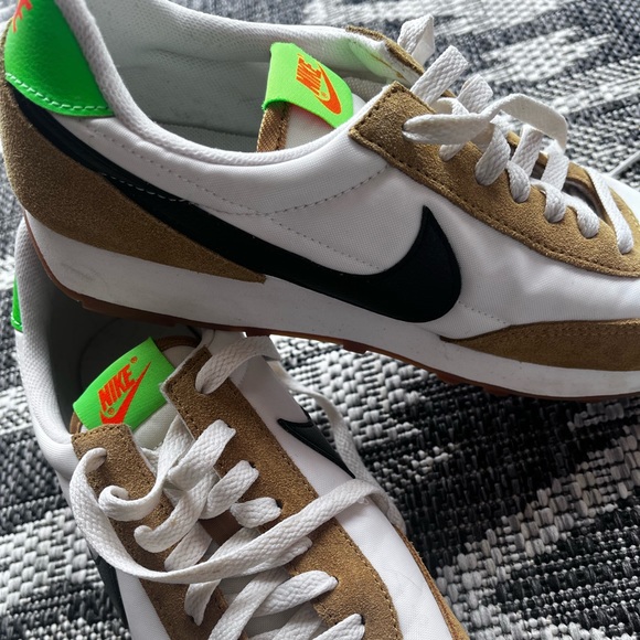 Nike Shoes - Nike Daybreak